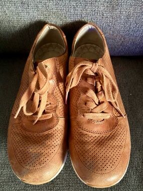 Dansko lace up sneaker Christina saddle brown